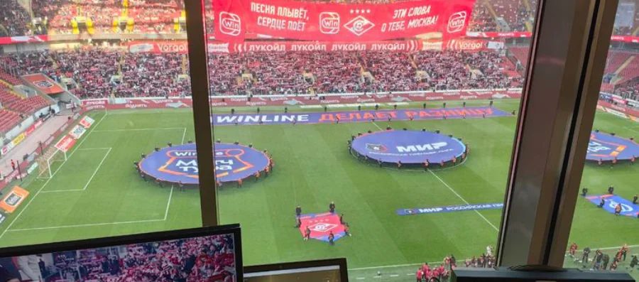 Winline logo at the live match